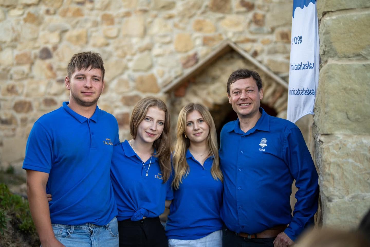 Degustacja win Winnicy Talaska podczas biesiady na zamku